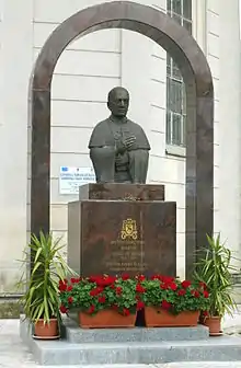 Monumentul episcopului martir Anton Durcovici, amplasat lângă catedrală