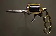 Un revolver Apache. Armă ce îmbină boxul de alamă cu arma de foc și hangerul. Muzeul "Curtius" din Liège (2011)