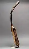 Harpă arcuită (harpa pentru umeri); 1390–1295 î.Hr.; lemn; lungimea cutiei sonore: 36 cm; Muzeul Metropolitan de Artă (New York City)