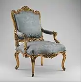 Fotoliu german rococo (fauteuil à la reine); 1750–1760; fag sculptat și aurit, acoperit cu damasc albastru în unele locuri; Muzeul Metropolitan de Artă