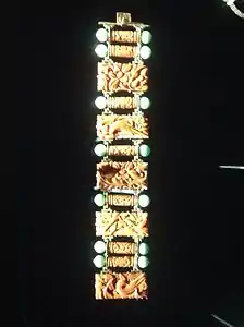 Brățară Art Deco de aur, coral și jad (1925) (Muzeul Artelor Decorative din Paris)