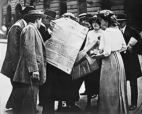 Austrieci citind ziarul care anunța mobilizarea