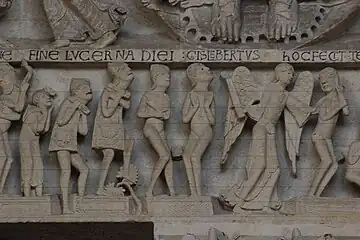 În centru, Adam și Eva goi, la picioarele lui Cristos.