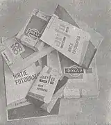 Top de hârtie fotografică AZOMUREȘ (la bază). Se pot vedea și topuri ARFO, produse tot la Târgu Mureș, Fohar (fabricate în R.P. Bulgaria) și ORWO (fabricate în R.D. Germană)