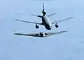 Se observă diferența dintre avionul-cisternă KC-10 Extender cu ampenaje standard și bombardierul fără ampenaje (BWB - Blended Wing Body) B-2 Spirit