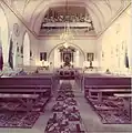 Interiorul bisericii (naosul și altarul) în anul 1990