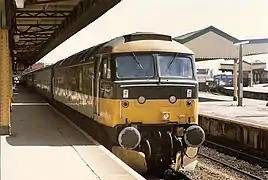 Locomotivă British Rail Clasa 47 „Regina Mamă” în culori ScotRail la peronul 4 în 1986