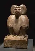 Figurina unui babuin; 1390–1352 î.Hr.; cuarțit; 68,5 × 38,5 × 45 cm, 180 kg (estimativ); British Museum