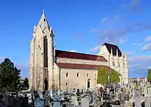 Vedere dinspre sud-est a bisericii parohiale şi de pelerinaje Adormirea Maicii Domnului