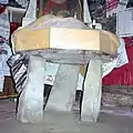 Prestolul de piatră din altar, 2002