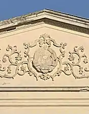 Stema Republicii Populare Române din frontonul Teatrului de Vară Nicolae Bălcescu din Parcul Bazilescu, de P.E. Miclescu, V. Marinescu și V. Agent, 1953