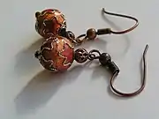 Cercei care se agață prin niște cârlige, denumite și tortițe, trecute prin perforațiile din lobii urechilor.