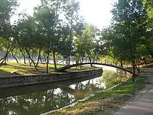 Canalul ce desparte insula de mal