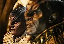 L'Rell (Mary Chieffo) și T'Kuvma (Chris Obi)