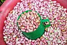 Fasole roz, cultivată comercial în statul California pentru că este ingredient necesar în sosul de Santa Maria