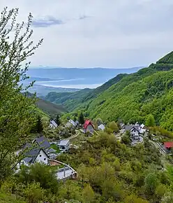Vedere a satului Gorna Belica, a orașului Struga și a Lacului Ohrid în fundal.