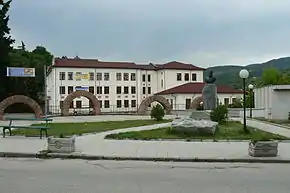 Monumentul „Botev“ și școala „Alexandăr Ivanov-Ceapai“