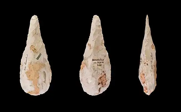 Pietre cioplite ce apartin culturii  Micoquien de acum 130 000 de ani