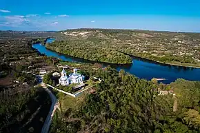 Biserica „Adormirea Maicii Domnului” din localitate și insula „Inima Nistrului”.