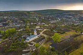 Vedere panoramică a localității.