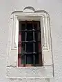 Fereastră dreptunghiulară de pe zidul vestic al turnului-clopotniţă