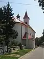 Biserica romano-catolică văzută de pe strada Castanilor