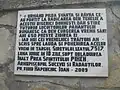 Placă de marmură pe zidul de piatră împrejmuitor, amplasată în 2009