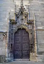 Portalurile laterale, cu ambrazură şi decor bogat, sunt înrudite cu portalurile catedralei Sfânta Elisabeta din Košice