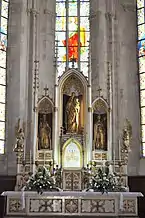 În anul 1904 altarul, construit de tâmplarul Lajos Back, a suferit modificări, sculpturile sale fiind schimbate