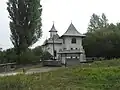 Biserica văzută de pe deal