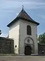 Turnul de poartă văzut din exteriorul incintei fortificate