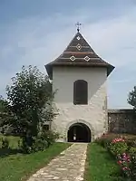 Turnul de poartă văzut din curtea bisericii
