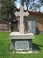 Crucea amplasată în 1890. Inscripţie care oferă informaţii cu privire la construirea bisericii.