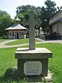 Crucea amplasată în 1890. Inscripţie care oferă informaţii cu privire la construirea bisericii.