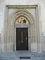 Portalul de intrare în stil gotic