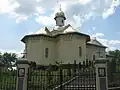 Biserica "Sf. Nicolae" văzută dinspre intrarea în cimitir