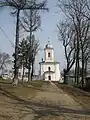 Biserica văzută dinspre intrarea în cimitir