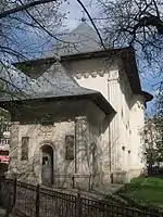 Intrarea în biserică de pe latura de vest