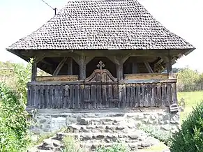 Biserica de lemn din Nadăşa: prispa