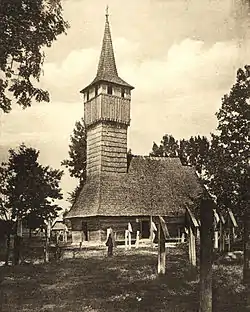 Biserica de lemn anterioară ce a fost folosită până în anul 1928 când a început construirea actualului lăcaș de cult