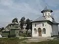 Biserica veche de lemn și biserica nouă