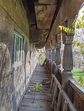 Vedere din prispa de pe latura de sud a bisericii