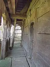 Vedere din prispa de pe latura de vest a bisericii