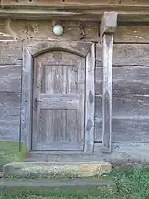 Intrarea de pe latura de nord, în altar