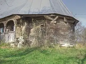 Vedere laterală a absidei altarului