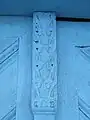 Decoraţiuni sculptate la uşa intrării