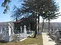 Biserica văzută dinspre intrarea în cimitir (latura de vest)