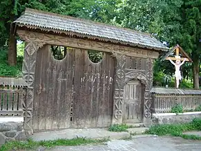 Poarta de lemn a bisericii