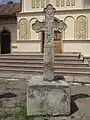 Cruce de piatră amplasată în curtea bisericii în anul 1901