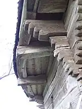 Sub streaşină. Latura de vest.